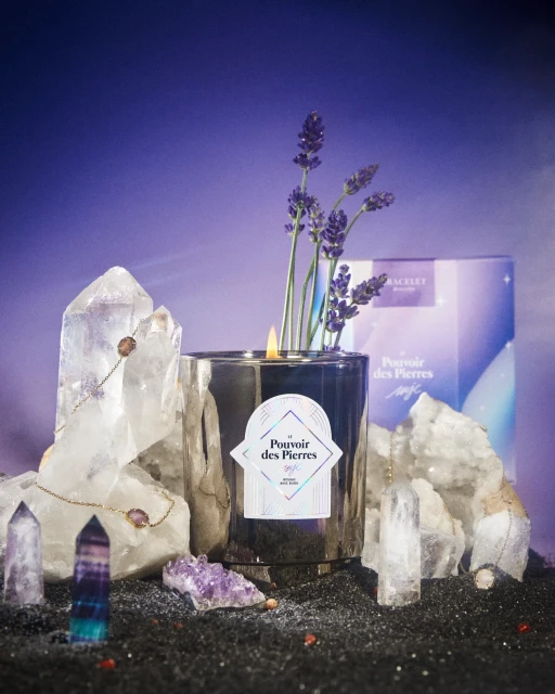 Lumanare parfumata My Jolie Candle Le Pouvoir des Pierres Blue Flower 250g + colier auriu Lapis Lazuli