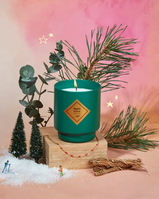 Lumanare parfumata My Jolie Candle Les Essentielles Christmas Frosted fir 200g + bratara aurie decor rosu