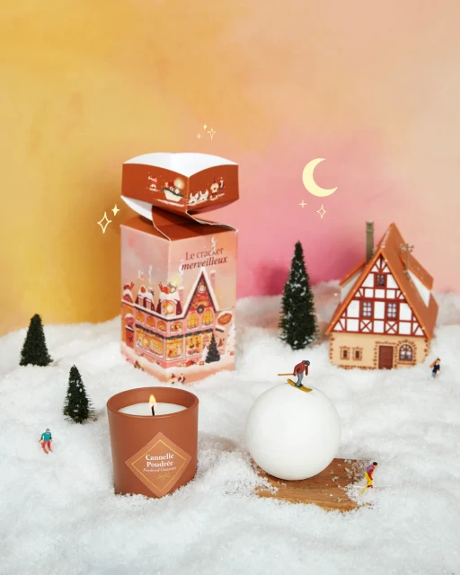 Set My Jolie Candle Les Essentielles Christmas Powdered cinnamon cu lumanare parfumata 75g + bomba de baie 100g