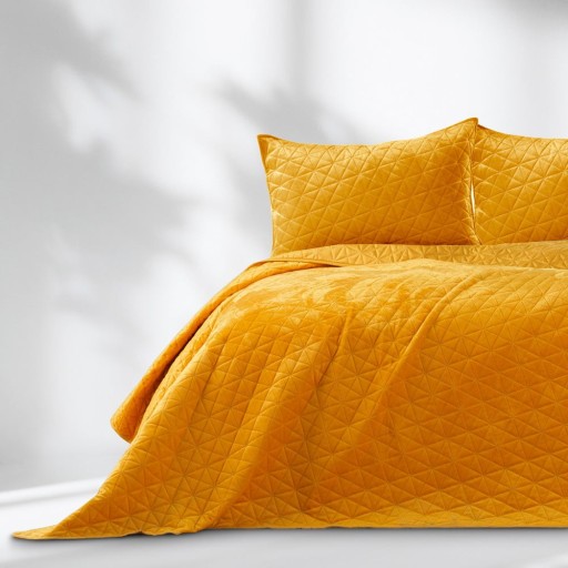 Cuvertură galbenă matlasată din catifea 170x210 cm Laila – AmeliaHome