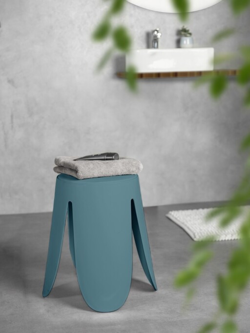 Taburet pentru baie Comiso, Wenko, 44.5x46 cm, plastic/poliuretan, albastru petrol