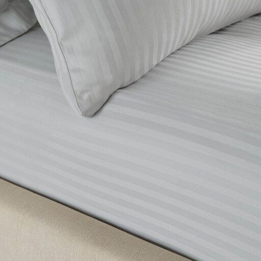 Cearceaf gri din damasc cu elastic 150x200 cm Satin Stripe – Catherine Lansfield