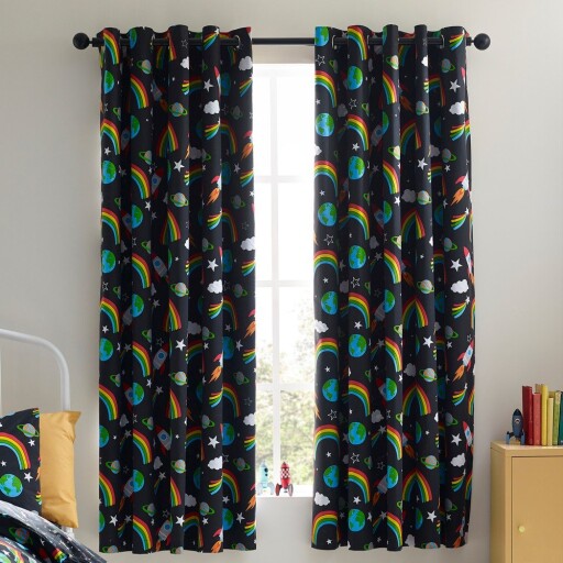 Draperii pentru copii negre 2 buc. 168x183 cm Rainbow Rockets – Catherine Lansfield