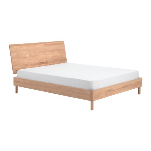 Pat matrimonial în culoare naturală din lemn de stejar fără somieră 160x200 cm Forrest – Vipack