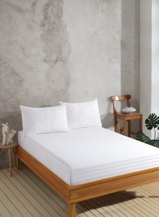 Set de pat dublu (cearceaf cu elastic si perne) 3 piese, L&#039;essentiel Maison, Water Yollu Saten, Bumbac;Poliester, Alb