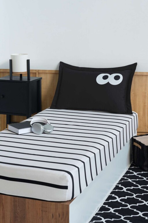 Set de pat pentru o persoana (cearceaf cu elastic si perna) 2 piese, L'essentiel Maison, Funny Cizgili, Negru