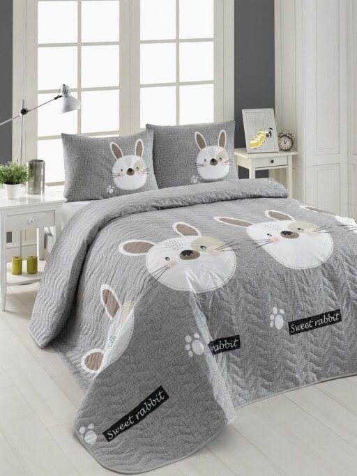 Set cuvertura matlasata dubla 3 piese, L'essentiel Maison, Tavşancık, 65% bumbac/35% poliester, Gri / Maro / Alb / Roz