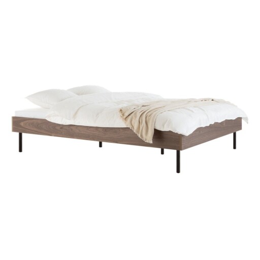 Pat matrimonial în culoare naturală închisă din placă aglomerată de lemn cu aspect de lemn de nuc fără tăblie cu somieră 180x200 cm Streiko – noo.ma