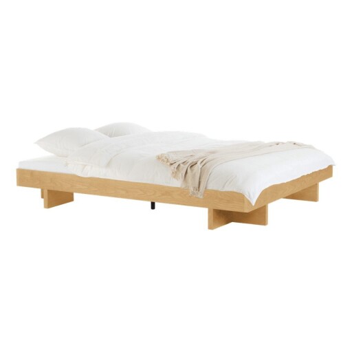 Pat matrimonial în culoare naturală din MDF cu aspect de lemn de stejar fără tăblie cu somieră 140x200 cm Kito – noo.ma